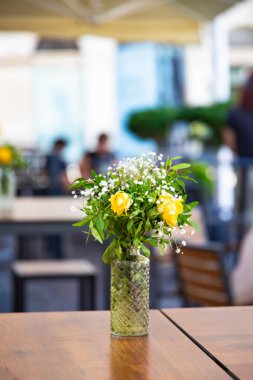 Lokanta masaları, Ljubljana, Slovenya 'da boş bir kafe.