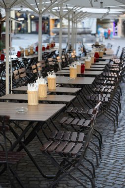 Lokanta masaları, Ljubljana, Slovenya 'da boş bir kafe.