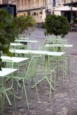 Lokanta masaları, Ljubljana, Slovenya 'da boş bir kafe.