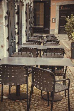 Lokanta masaları, Ljubljana, Slovenya 'da boş bir kafe.