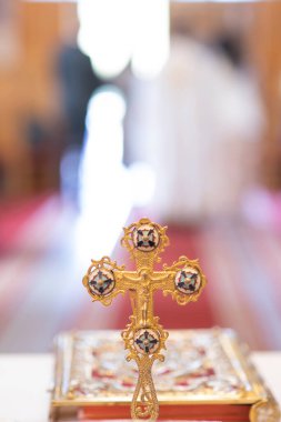 Altın haç ve İncil. Ortodoks vaftiz töreni için kilise aksesuarları..