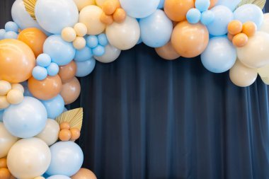 Mavi arka planda mavi balonlar olan doğum günü süslemeleri. Kutlama vaftiz kavramı. Doğum günü partisi.