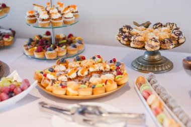 Partide farklı kurabiyelerden, şekerlerden ve şekerlerden.