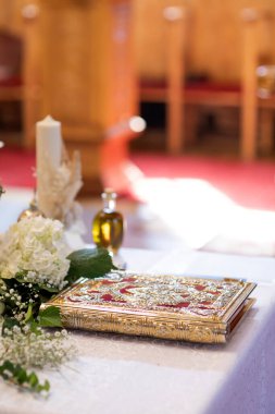 Ortodoks vaftiz töreni için kilise aksesuarları..