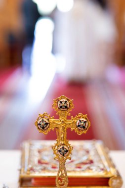 Altın haç ve İncil. Ortodoks vaftiz töreni için kilise aksesuarları..
