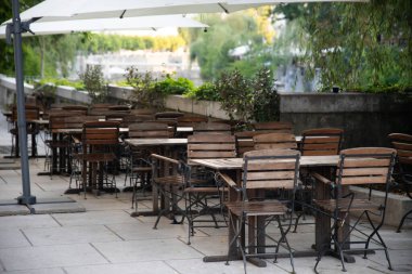 Lokanta masaları, Ljubljana, Slovenya 'da boş bir kafe.