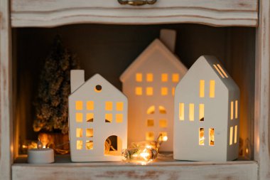 Güzel dekore edilmiş bir Noel salonundaki klasik Noel süslerine yakın plan..