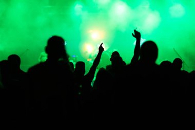 Konserde kalabalık - Parlak renkli sahne ışıkları önünde tezahürat yapan kalabalık