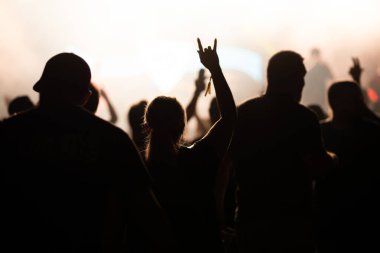 Konserde kalabalık - Parlak renkli sahne ışıkları önünde tezahürat yapan kalabalık