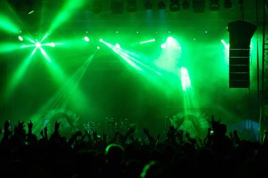 Konserde kalabalık - Parlak renkli sahne ışıkları önünde tezahürat yapan kalabalık