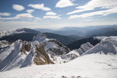 Güzel bir kış gününde karla kaplı bir dağın manzarası. Ciucas Dağları, Romanya