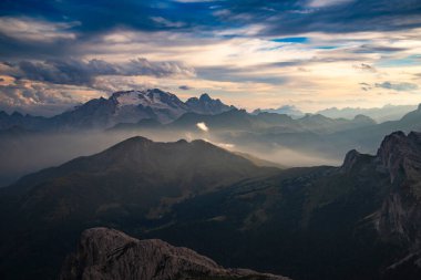 Dolomite dağlarında gün batımı oyunları ve sis Rifugio Lagazuoi 'nin en yüksek tepelerinde görüldü. Muhteşem bir yaz günbatımında..