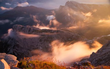 Dolomite dağlarında gün batımı oyunları ve sis Rifugio Lagazuoi 'nin en yüksek tepelerinde görüldü. Muhteşem bir yaz günbatımında..