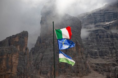 İtalyan bayrağı Tofana di rozesi dağının zirvesinde, Dolomitler, İtalya