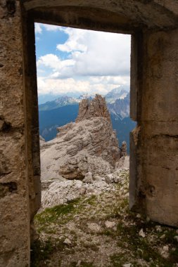 Birinci Dünya Savaşı sonrası İtalyan ordusu harabeleri, Fontananegra Geçidi, 1915 - 16, Tofane, Dolomitler, İtalya
