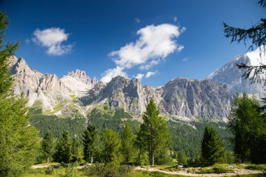 Yeşil bitki örtüsü ve görkemli dağ zirveleriyle kaplı Dolomite Alpleri 'nin muhteşem manzarası. İtalya, Güney Tyrol