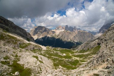Yeşil bitki örtüsü ve görkemli dağ zirveleriyle kaplı Dolomite Alpleri 'nin muhteşem manzarası. İtalya, Güney Tyrol