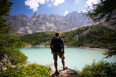 İtalya 'nın Dolomitler kentindeki turkuaz Lago di Sorapiss 1.925 metre yükseklik (dağ gölü) manzarasının tadını çıkaran sırt çantalı..