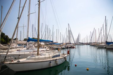 Yelkenliler Portopiccolo Marina, İtalya rıhtımına yanaştı.