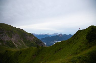 İtalya, Passo Giau yakınlarındaki Dolomite Alpleri manzarasının tadını çıkaran bir adam. Aktif insanlar ve dağ konsepti.