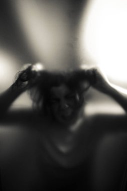 Korku, cadılar bayramı arkaplanı Camın arkasındaki gölgeli kadın figürü