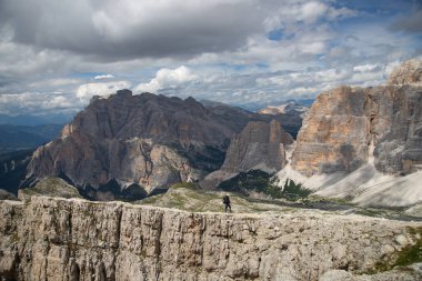 Lagazuoi 'nin tepesinde yürüyen adam, İtalya' daki Dolomite Alpleri manzarasının tadını çıkarıyor. Aktif insanlar ve dağ konsepti.