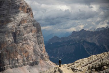 Lagazuoi 'nin tepesinde yürüyen adam, İtalya' daki Dolomite Alpleri manzarasının tadını çıkarıyor. Aktif insanlar ve dağ konsepti.