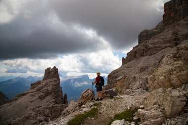 Giussani sığınağı yakınlarındaki Tofana Massif 'te yürüyüşçü, Dolomite Alpleri, İtalya
