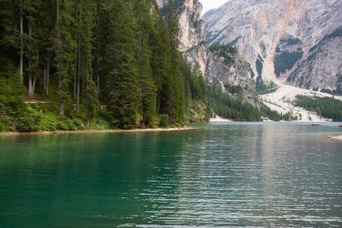 Lago di Braies 'in panoramik manzarası, Dolomitlerdeki Pragser Wildsee. 