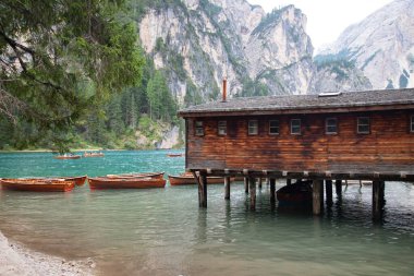 Lago di Braies 'in panoramik manzarası, Dolomitlerdeki Pragser Wildsee. 
