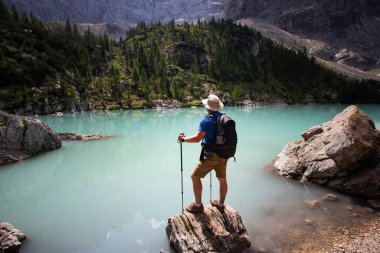 İtalya 'nın Dolomitler kentindeki turkuaz Lago di Sorapiss 1.925 metre yükseklik (dağ gölü) manzarasının tadını çıkaran sırt çantalı..