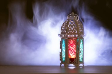 Ramazan Kareem geçmişi. Gece parlayan süslemeli Arap feneri.