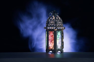 Ramazan Kareem geçmişi. Gece parlayan süslemeli Arap feneri.
