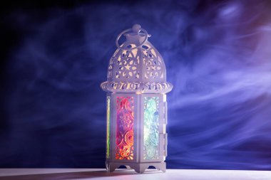 Ramazan Kareem geçmişi. Gece parlayan süslemeli Arap feneri.