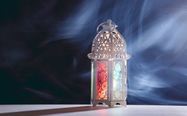 Ramazan Kareem geçmişi. Gece parlayan süslemeli Arap feneri.