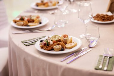 Düğün resepsiyonunda vazo dolusu çiçekle süslenmiş yemekler ve içecekler.