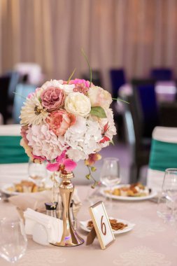 Bir etkinlik ya da düğün resepsiyonunda masanın üzerine süslenmiş güzel çiçekler.