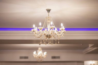 Bir düğün odasında zarif kristal bir avize.