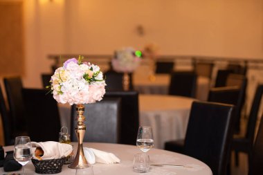 Bir etkinlik ya da düğün resepsiyonunda masanın üzerine süslenmiş güzel çiçekler.