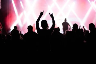 Konserde kalabalık - Parlak renkli sahne ışıkları önünde tezahürat yapan kalabalık