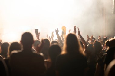 Konserde kalabalık - Parlak renkli sahne ışıkları önünde tezahürat yapan kalabalık