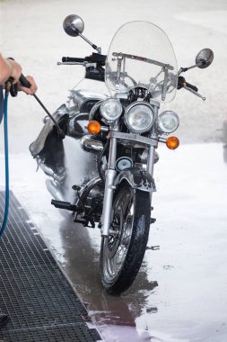 Otomobil yıkamada motosiklet yıkamak..