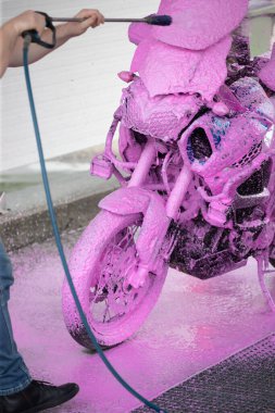 Otomobil yıkamada motosiklet yıkamak..