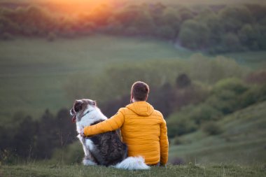 Doğada bir adam ve köpeği