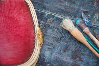 Ahşap mobilya boyamak. Yepyeni renkli tebeşir boyasıyla eski moda ahşap mobilyaları yeniliyorum. Ev dekorasyonu yeniden biçimlendiriliyor