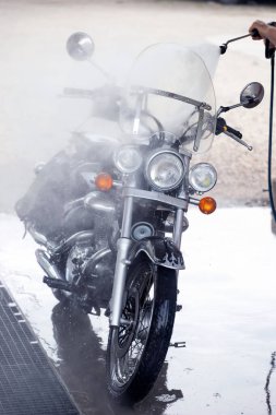 Otomobil yıkamada motosiklet yıkamak..