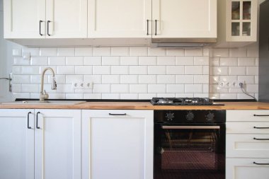 Modern beyaz İskandinav mutfağı.