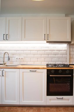 Modern beyaz İskandinav mutfağı.