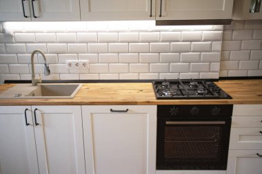 Modern beyaz İskandinav mutfağı.