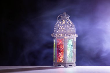 Ramazan Kareem geçmişi. Gece parlayan süslemeli Arap feneri.